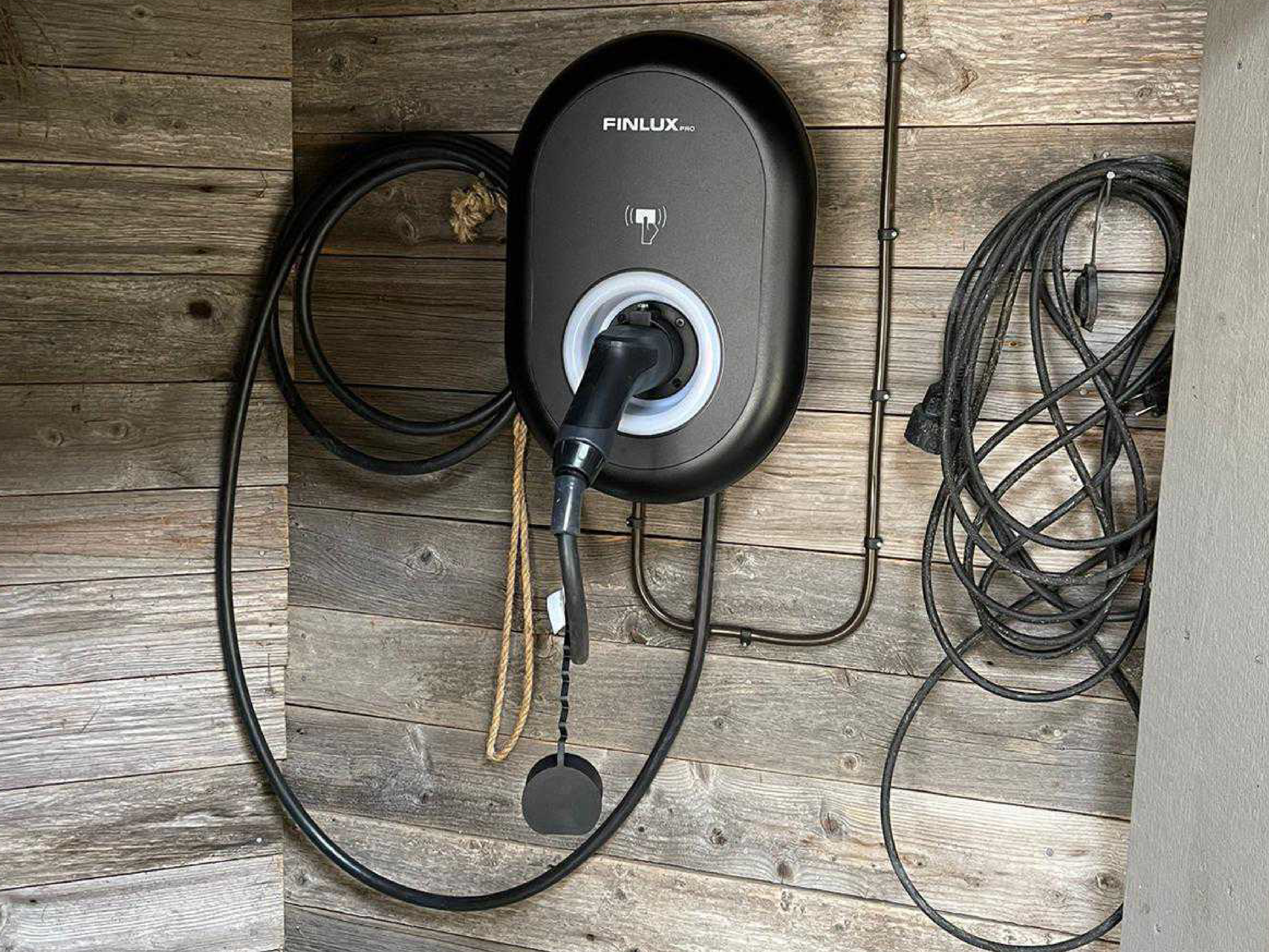 Sähköauton kotilatauspiste helpottaa arkea